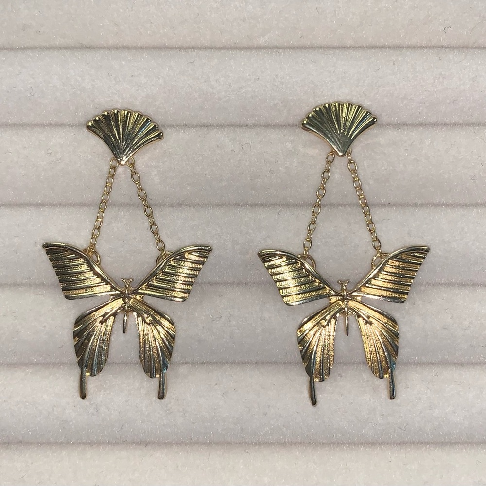 🦋 Golden Butterfly Dangle Earrings - Picture 7 of 9